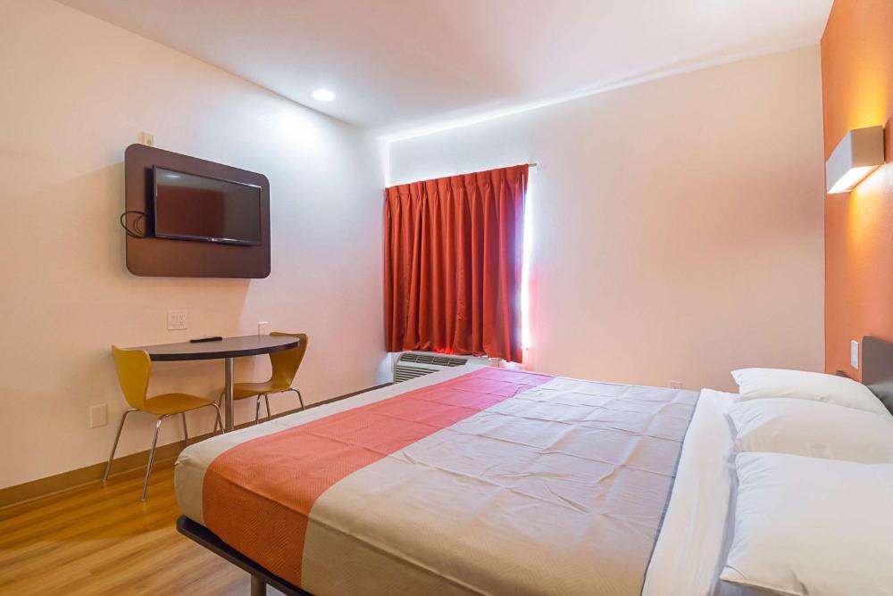 King Room - Non-Smoking interior